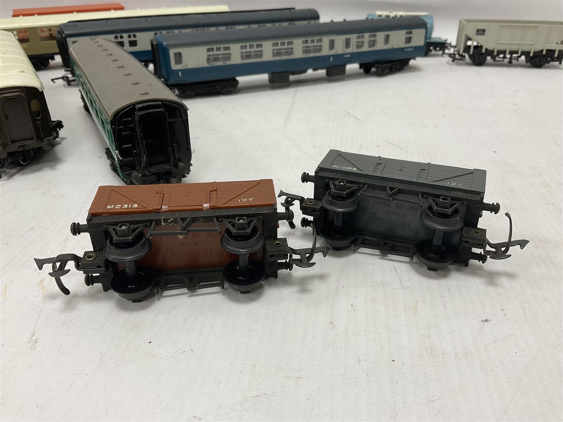Hornby/Tri-Ang ‘00’ gauge - eight various coaches and eighteen goods wagons; all unboxed (26)
