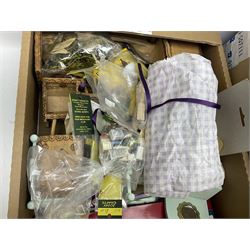 Del Prado Dolls House Step-by-Step Guide: Issues 1-110 (lacking 54,63,76,77 & 105); quantity of dolls house catalogues and booklets; and quantity of dolls house furniture and accessories