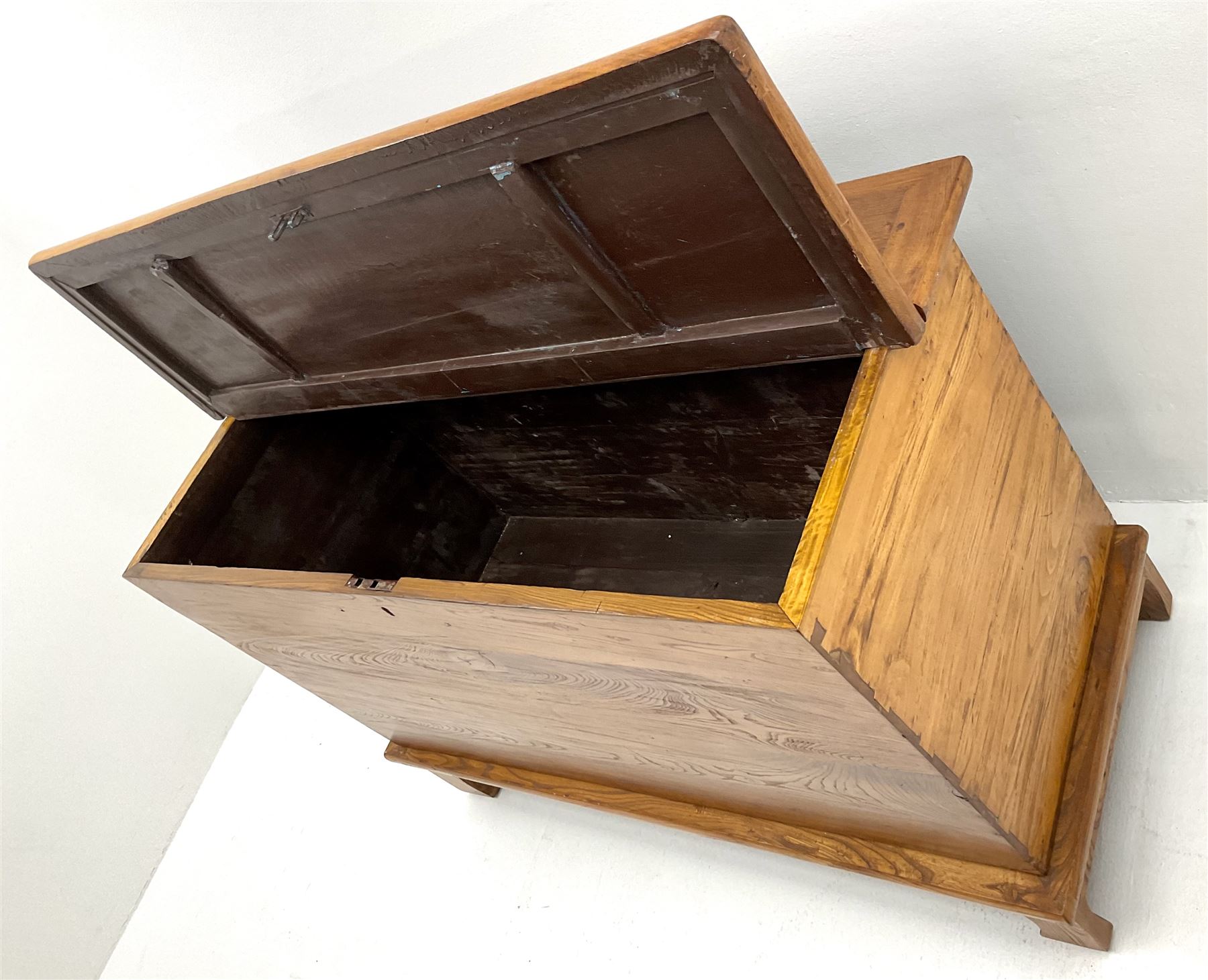 Large light elm blanket box, single lid, shaped supports