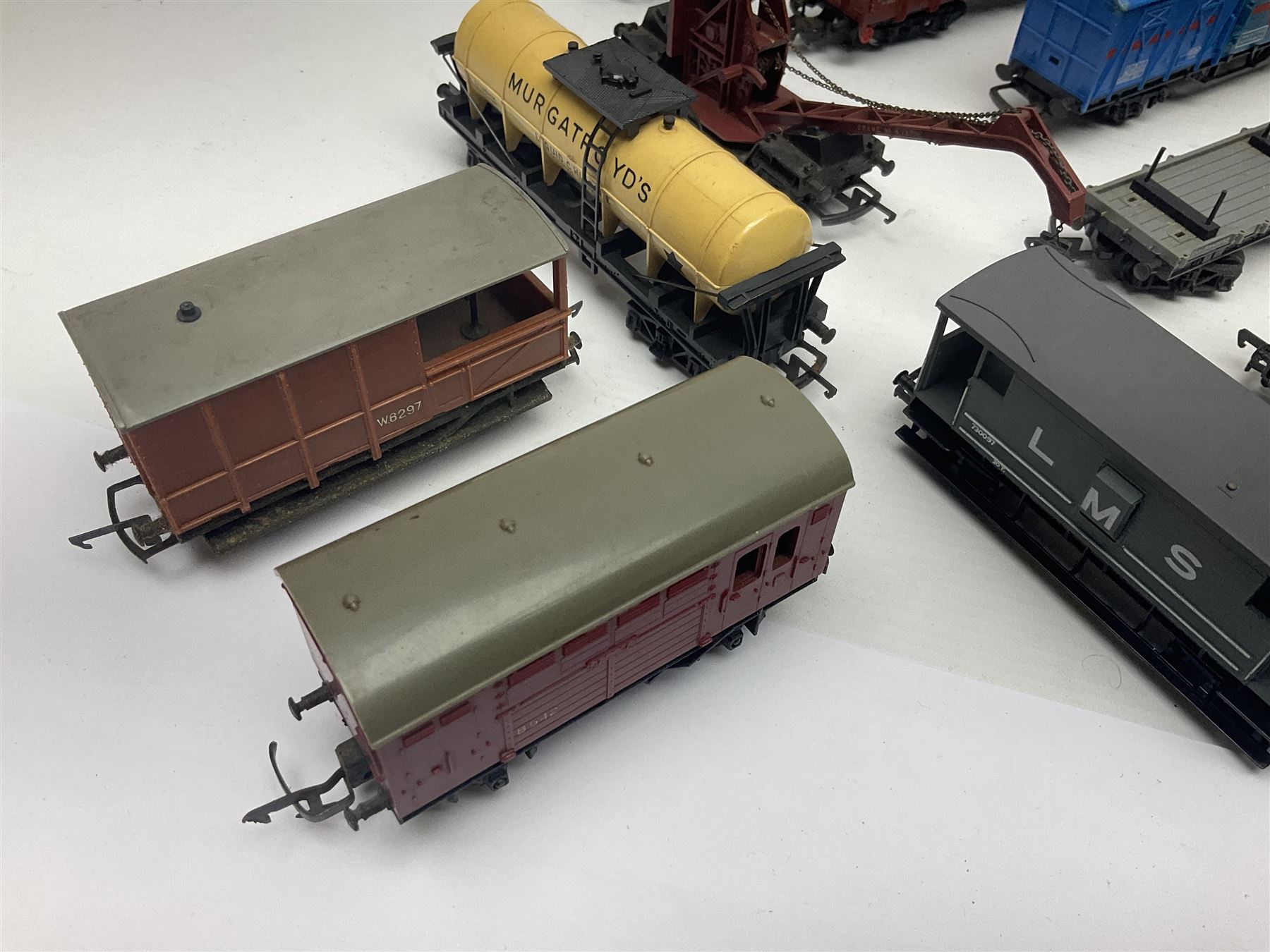 Various makers ‘00’ gauge - large quantity of rolling stock to include boxed Mainline, Graham Farish and Wrenn examples; loose examples to include Hornby, Tri-Ang, Joeuf etc 