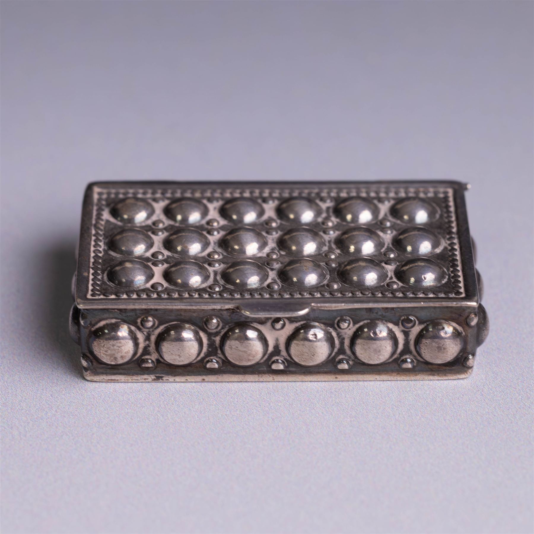 Modern silver snuff box, of rectangular form decorated in relief with bead decoration, with import marks for RR, London 1975, W4cm