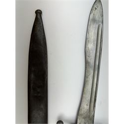 Spanish WWII Bolo bayonet with 25cm fullered steel blade, with makers mark, with checkered handle and steel scabbard, L40cm