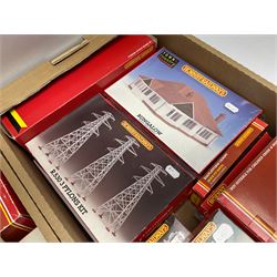 Hornby '00' gauge - nineteen construction kits for trackside buildings and accessories including Grand Suspension Bridge, London Road Station, River Bridge, Viaduct, Engine Shed, Railway Cottages, Water Towers, Girder bridge, Houses, Bell Inn etc; all boxed (19)