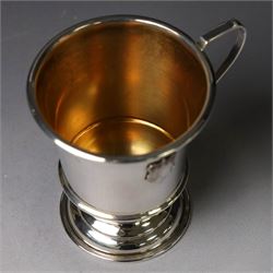 Silver Queen Elizabeth II Silver Jubilee mug, with silver and enamel profile of the Queen's head to one side, hallmarked W I Broadway & Co, Birmingham1977, H7.5cm, boxed