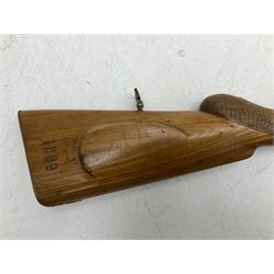 20th century Indian percussion musket, the 81cm octagonal barrel with under rib and ramrod, brass fittings including front and rear swivels, oak half stock with cheek piece and chequered pistol grip stamped 1589 L124.5cm overall