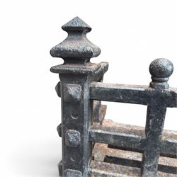 Late Victorian cast iron fireplace grate with turned and pointed finials