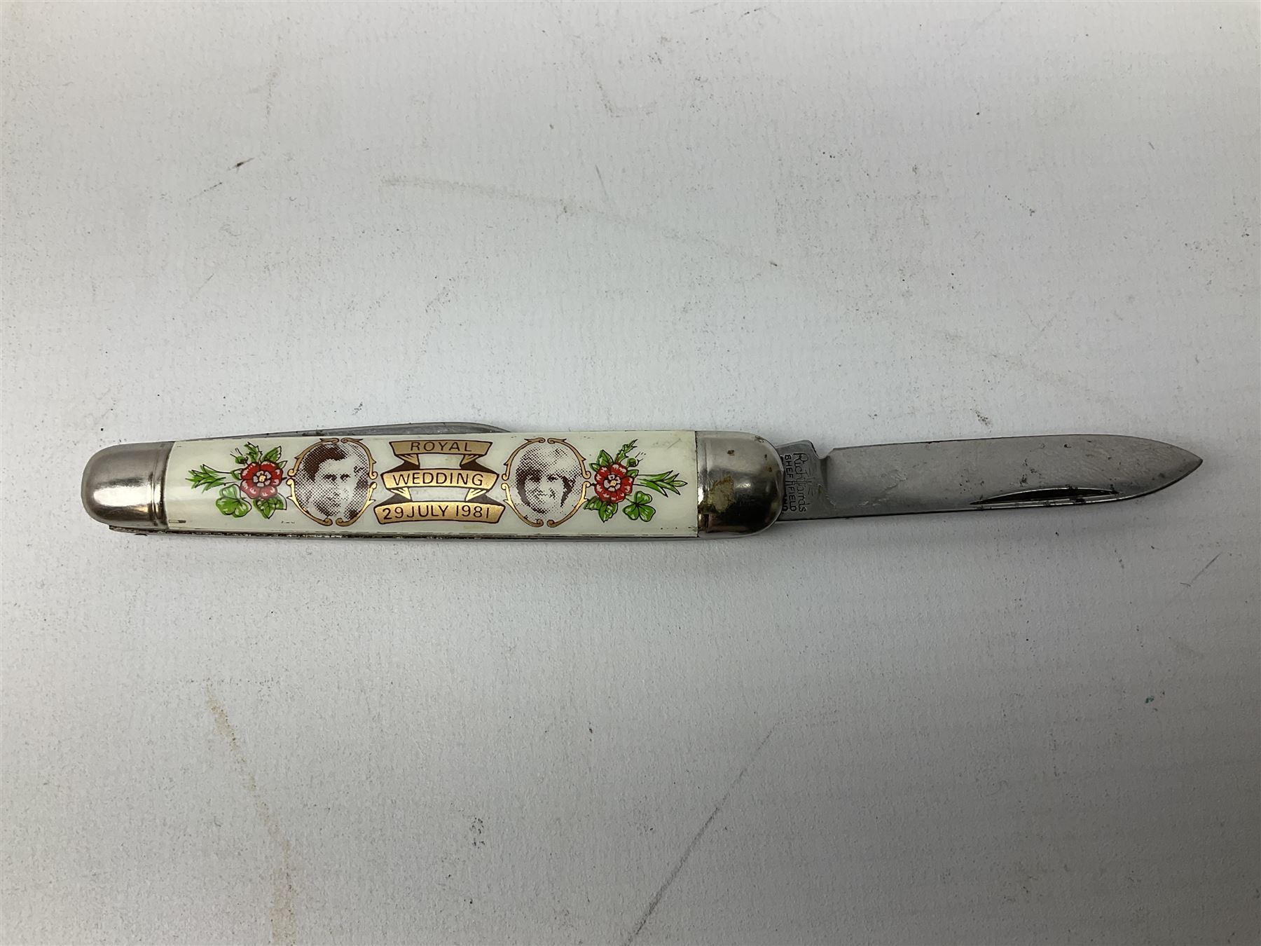 Eighteen pocket knives including examples by Richards of Sheffield, knife  commemorating the Royal Wedding 29th July 1981 etc
