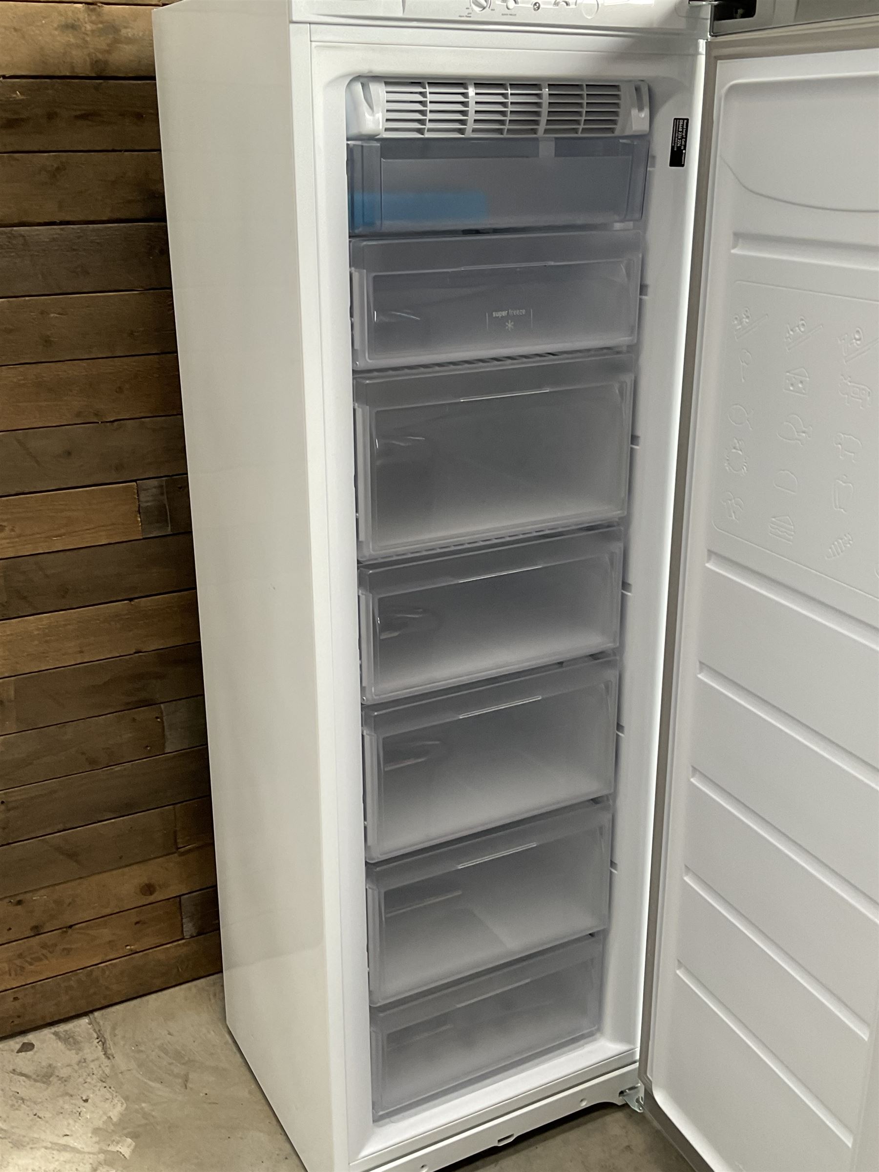 Hotpoint RLFM171 larder freezer