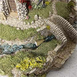 Nineteen Lilliput Lane models, including Dove Tails, Birdlip Bottom, Smallest Inn, Gossip Gate and Beehive Cottage, all with deeds and original boxes (19)