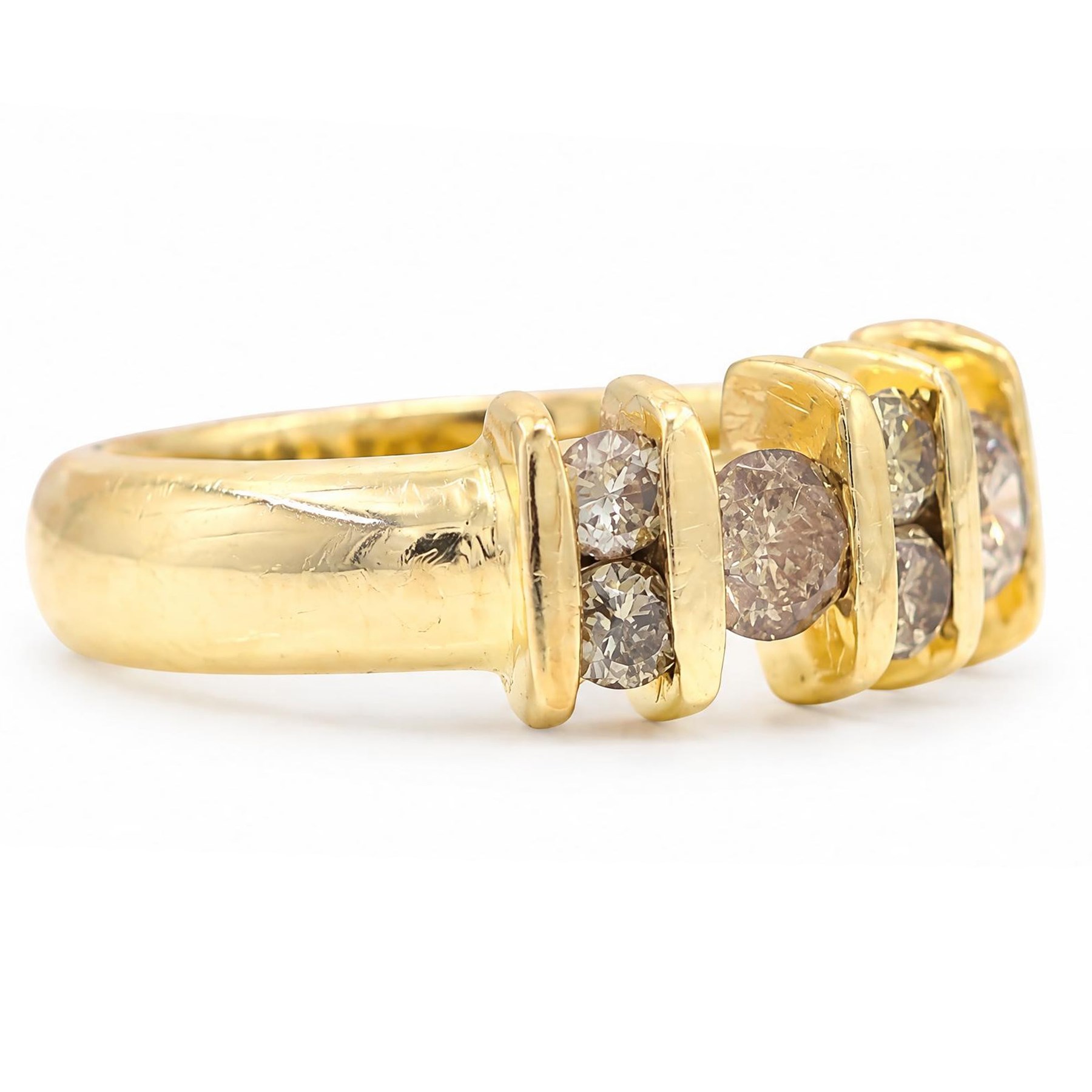 18ct gold fancy champagne / brown diamond ring, two round brilliant cut diamonds, spaced by six smaller round brilliant cut diamonds, stamped 750, total diamond weight approx 1.05 carat