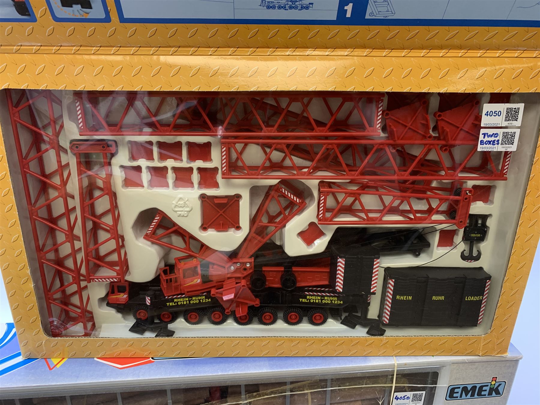 Emek 1;25 scale Scania T Timber Truck and Trailer No.70405; and Cararama Construction Series Heavy Duty Crane; both boxed (2)