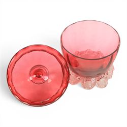 Victorian oil lamp, with etched shade with fluted rim, above a cranberry reservoir, on twisted brass pedestal and decorative base, together with cranberry glass jar, lamp H72cm 