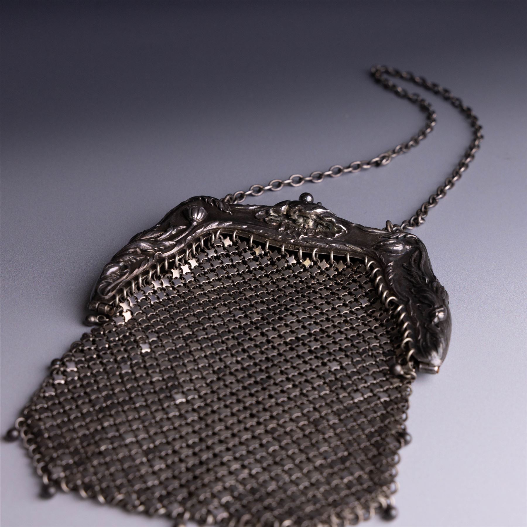 Art Nouveau silver chainmail purse, the silver clasp embossed with poppies, hallmarked Anglo American Plate Co, London 1904/5 and import mark F, H14cm
