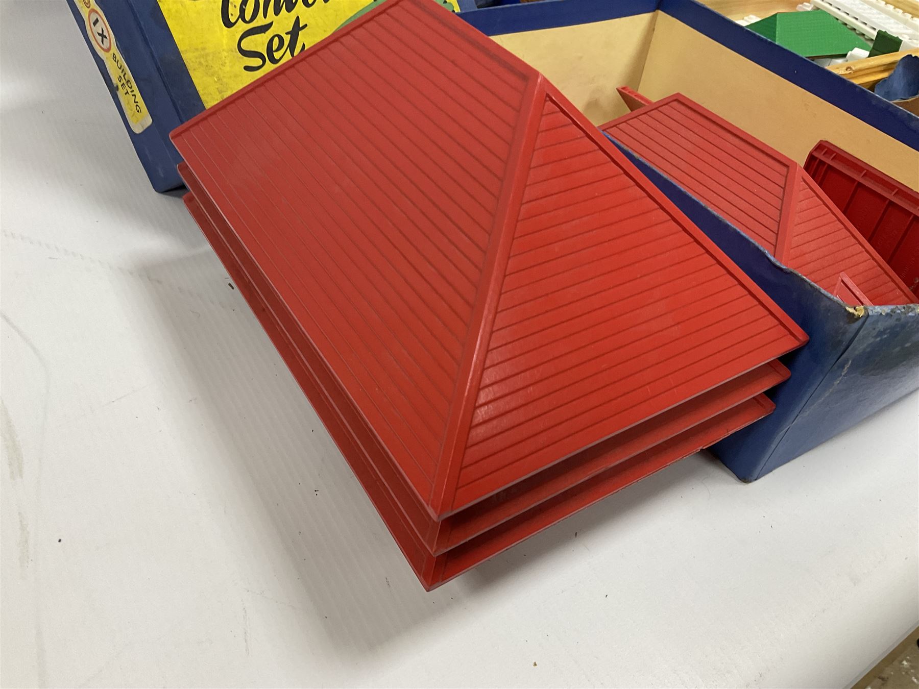 Large quantity of 1950s Bayko construction components, some in original boxes