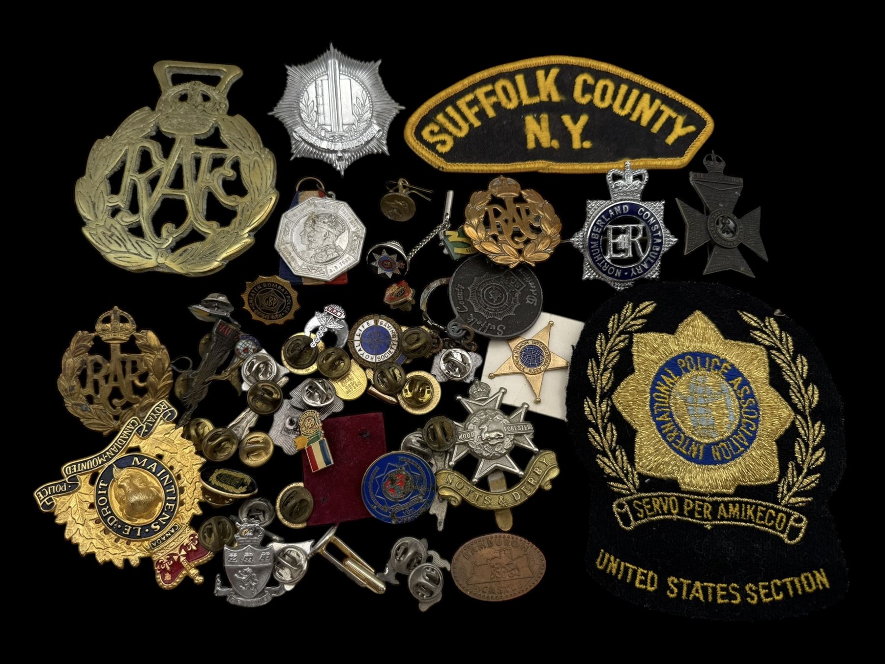 Collection of military and similar enamel badges, pin badges, cloth badges and brasses