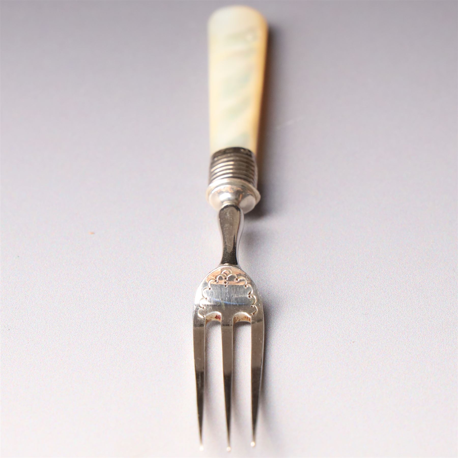 Set of twelve silver bladed fruit knives and forks with mother of pearl handles, the blades with engraved decoration, in oak case Sheffield 1920 Maker Allen & Darwin
