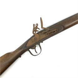 19th century flintlock musket for restoration or display, the walnut full stock with steel mounts, stock stamped J1587 36, lacking ramrod L167.5cm