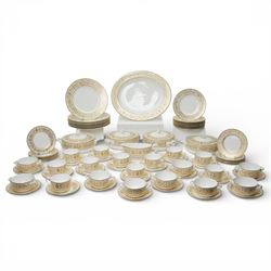 Royal Worcester Hyde Park tea and dinner wares, comprising nine dinner plates, nine smalle...