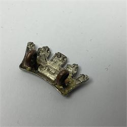 Fifteen cap badges of Irish interest including 4th Royal Irish Dragoon Guards, Connaught Rangers, Royal Irish, Munster and Dublin Fusiliers, 5th Lancers, Inniskilling Regt.,Leinster Regt., Irish Guards etc (15)