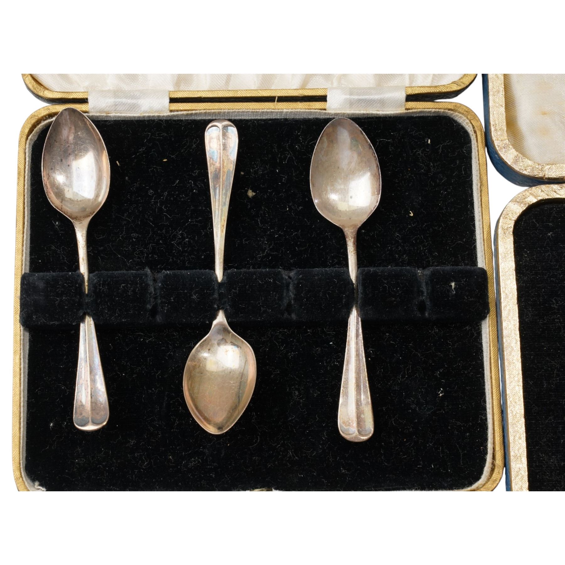 Silver tea strainer and stand Sheffield 1934, two sets of six silver handled pastry knives and three silver teaspoons