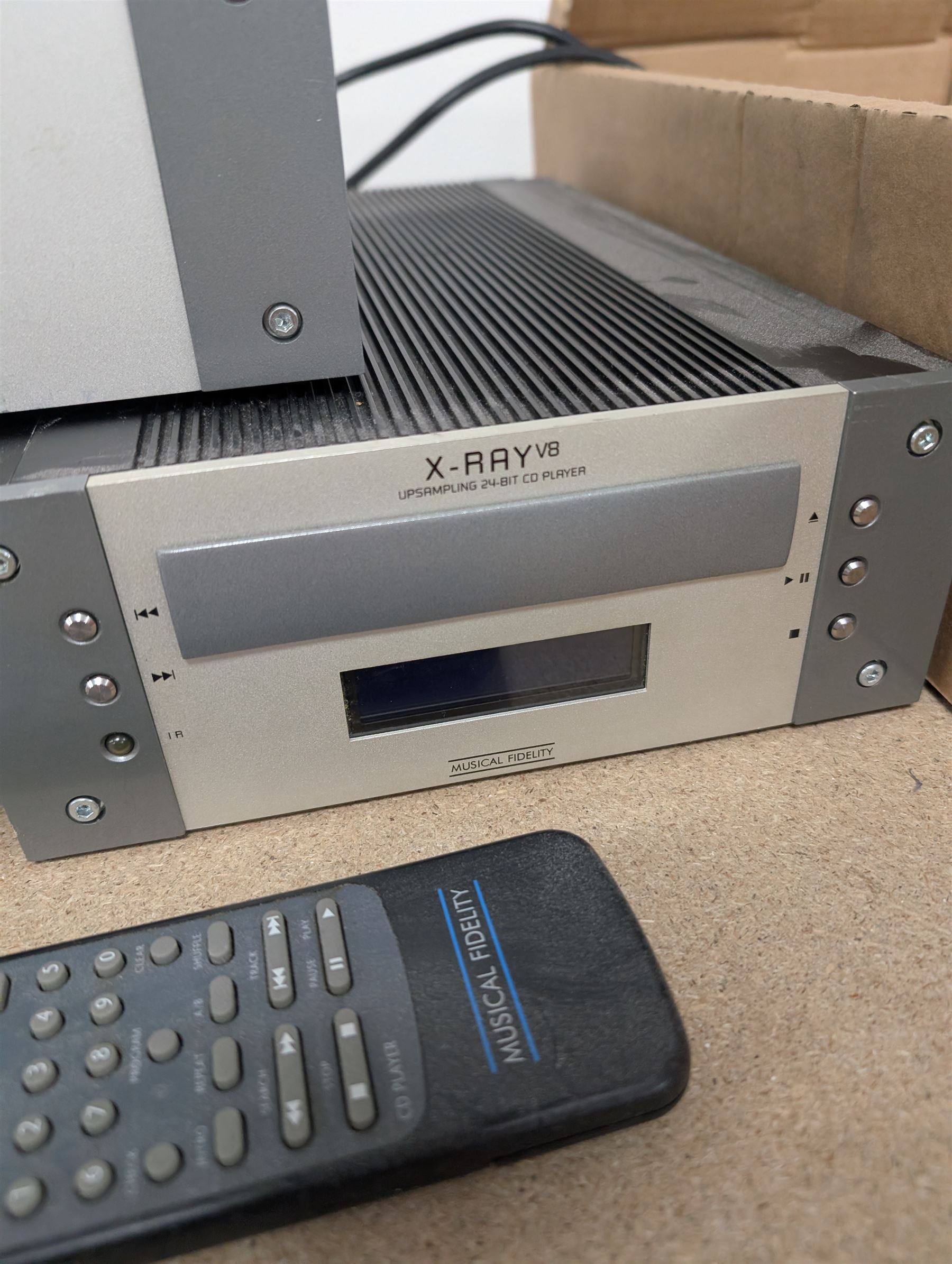 Triple X power supply unit, X-Ray V8 Upsampling 24-bit CD player and an X-T100 tube integrated amplifier, with wiring and accessories