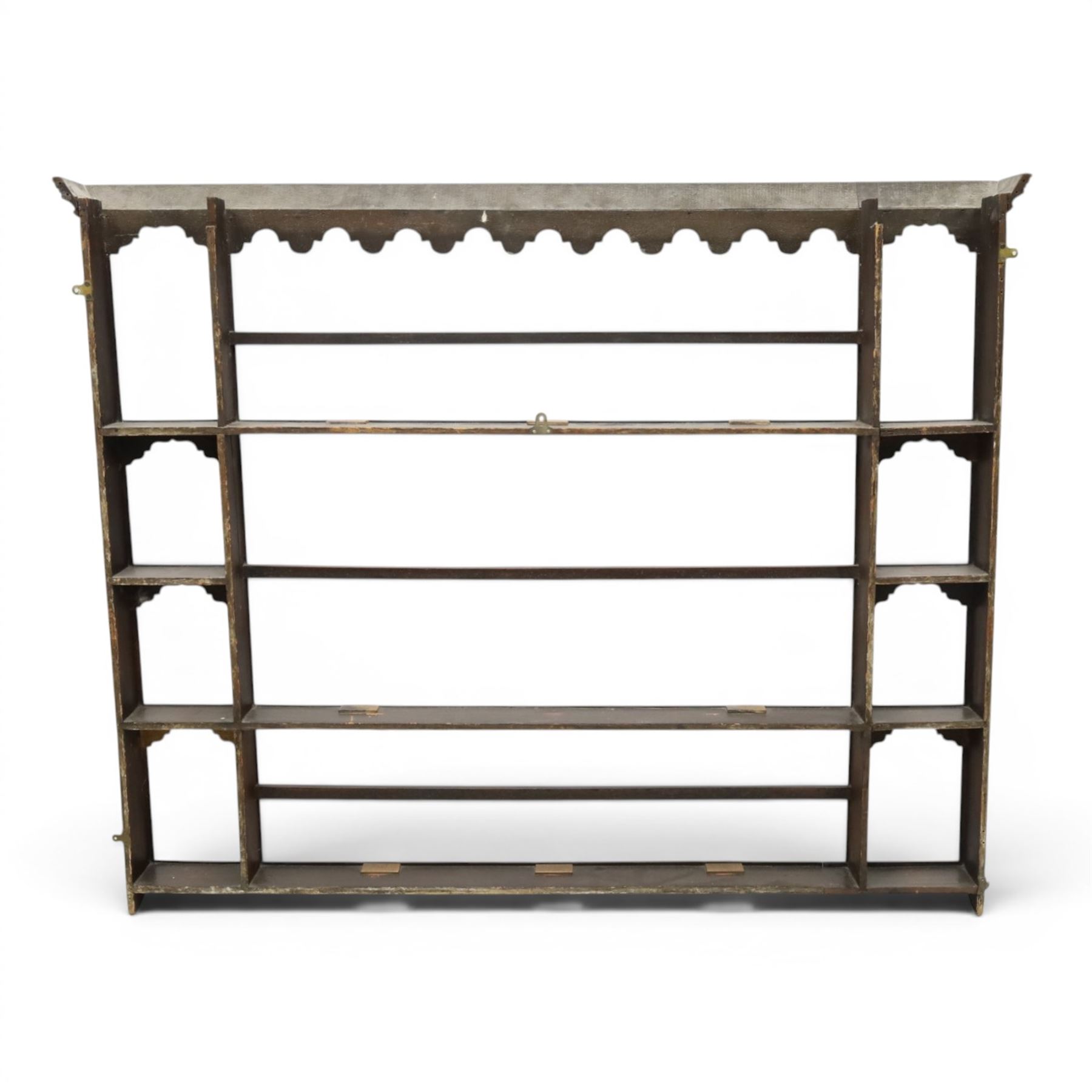 Georgian oak plate rack, moulded and dentil cornice over shaped frieze, fitted with open shelves and narrow side compartments with shaped aprons