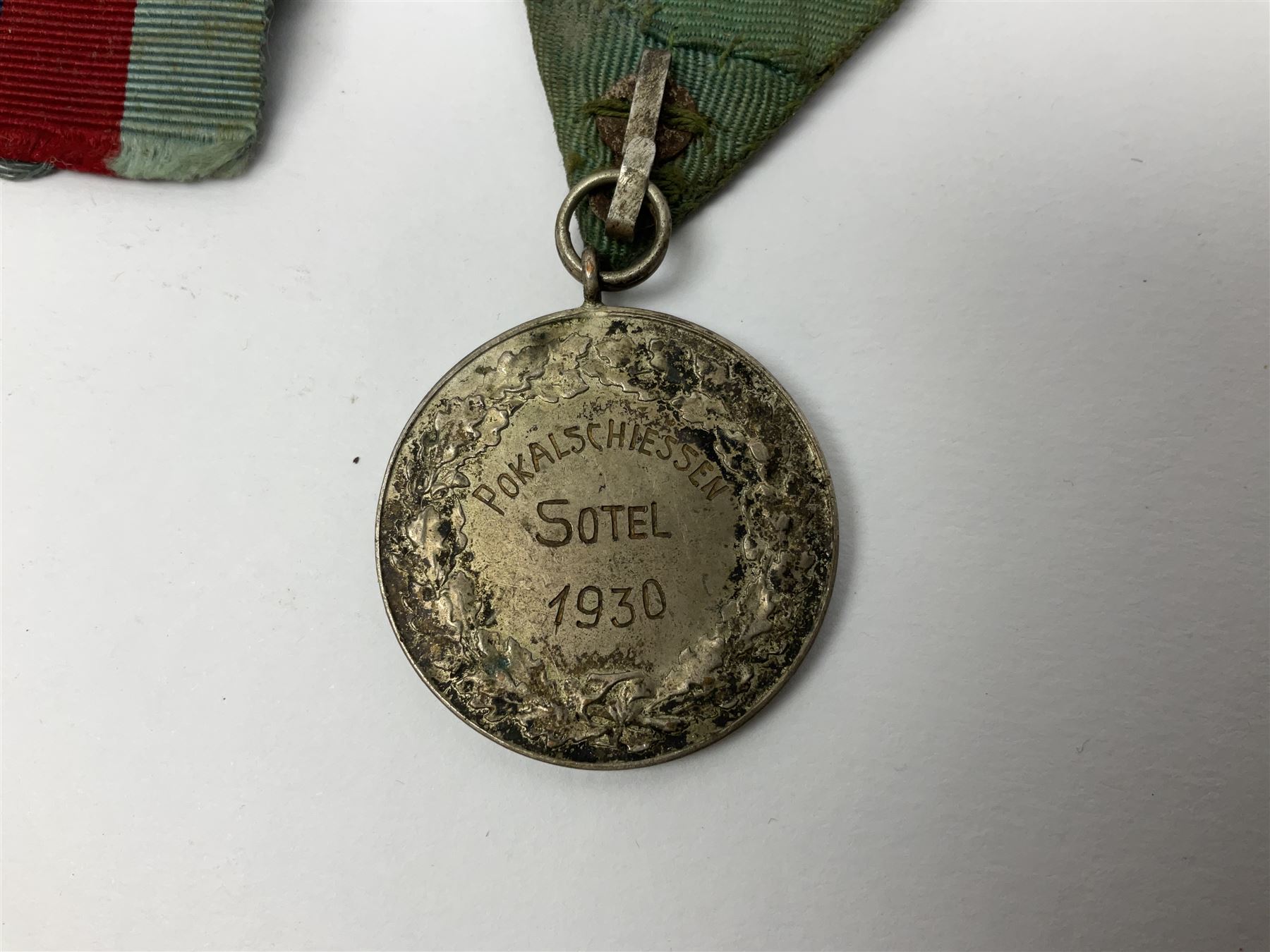 WW1 pair of medals awarded to 151761 Gnr. S. Loten R.A. with ribbons; four WW2 medals with ribbons; and small quantity of cap badges, medallions etc