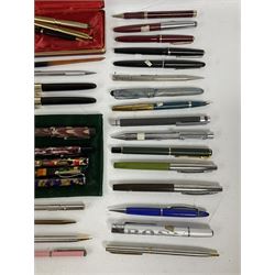 Large quantity of pens and propelling pencils, to include Rotring ballpoint pen, Osmiroid fountain pen, Parker fountain pen, Platignum ballpoint, etc, together with quantity of cases and boxes
