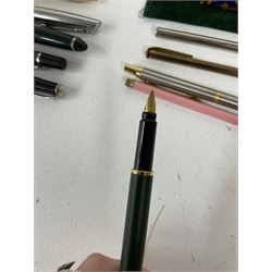 Large quantity of pens and propelling pencils, to include Rotring ballpoint pen, Osmiroid fountain pen, Parker fountain pen, Platignum ballpoint, etc, together with quantity of cases and boxes
