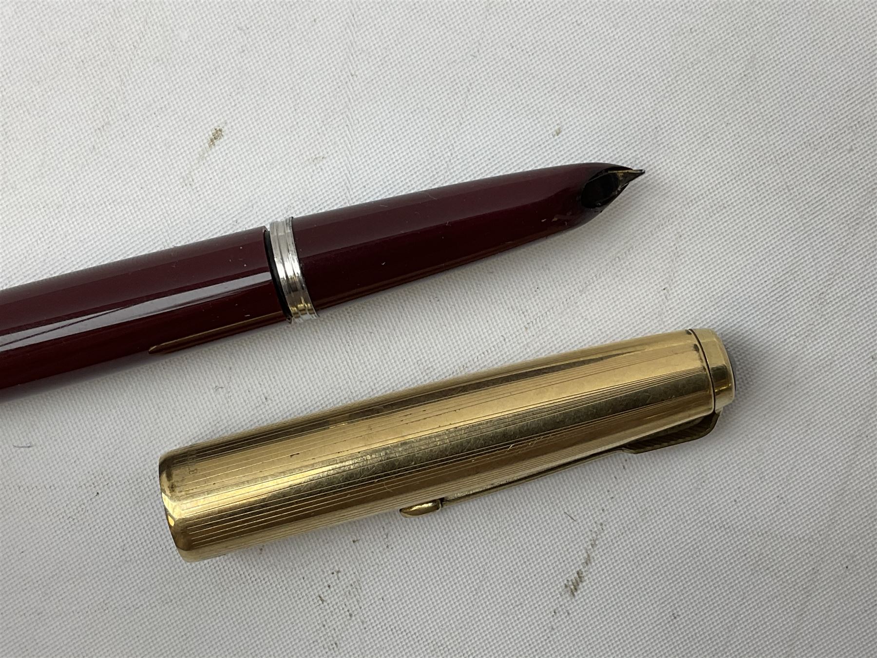 Five Parker fountain pens with gold caps, to include 65 Consort Insignia with rolled cross hatch