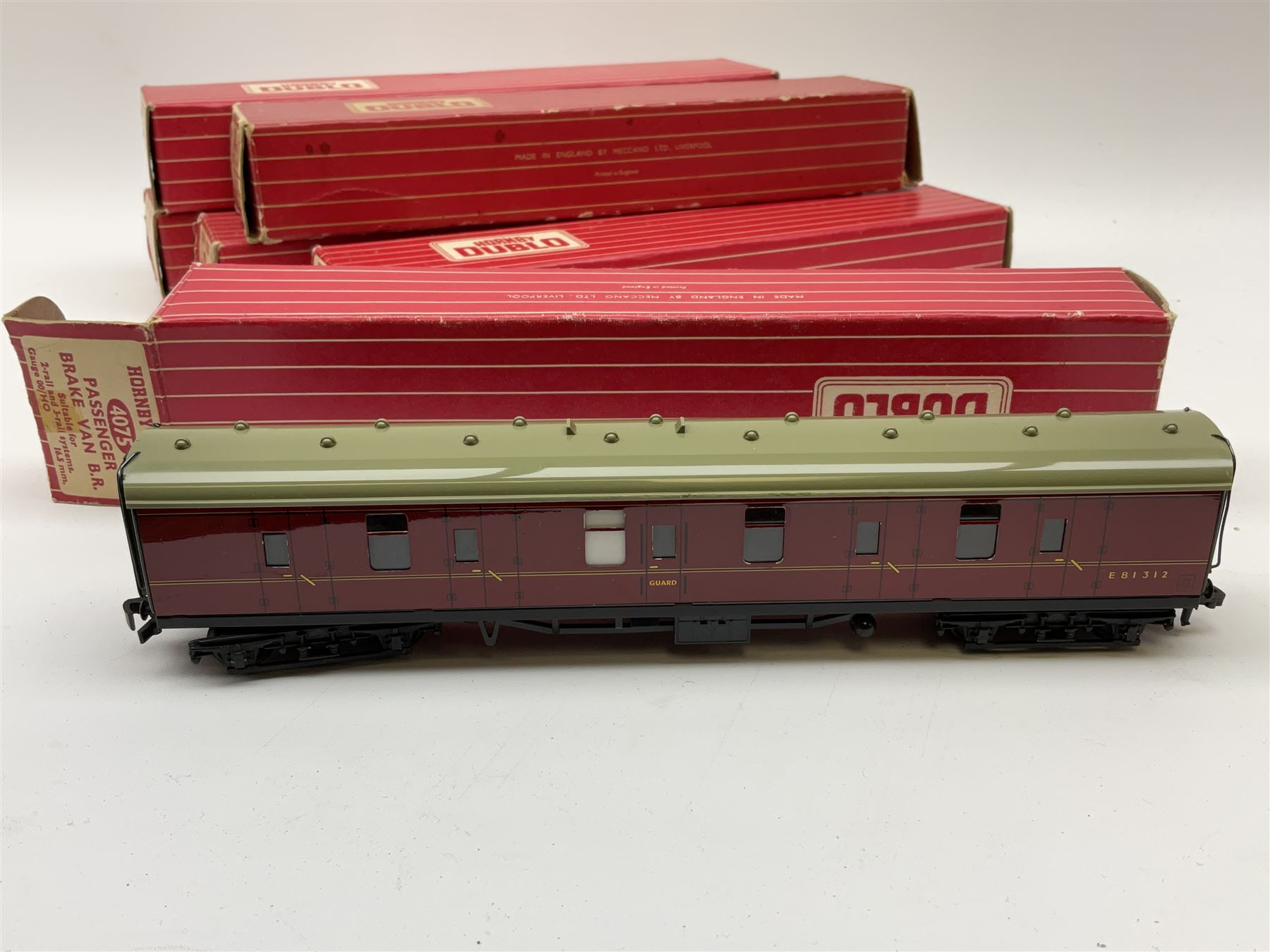 Hornby Dublo - six coaches comprising 4060 Open Corridor Coach 1st Class W.R.; 4061 Open Corridor Coach 2nd Class W.R.; 4062 Open Corridor Coach 1st Class B.R.; 4063 Open Corridor Coach 2nd Class B.R.; 4075 Passenger Brake Van B.R.;and 4078 Composite Sleeping Car B.R.; all in boxes (6)