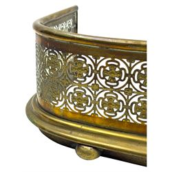 Two Victorian brass fenders, with lattice design, 123x31x18cm, the other of serpentine form with wire grille, 87x38cm, (2)