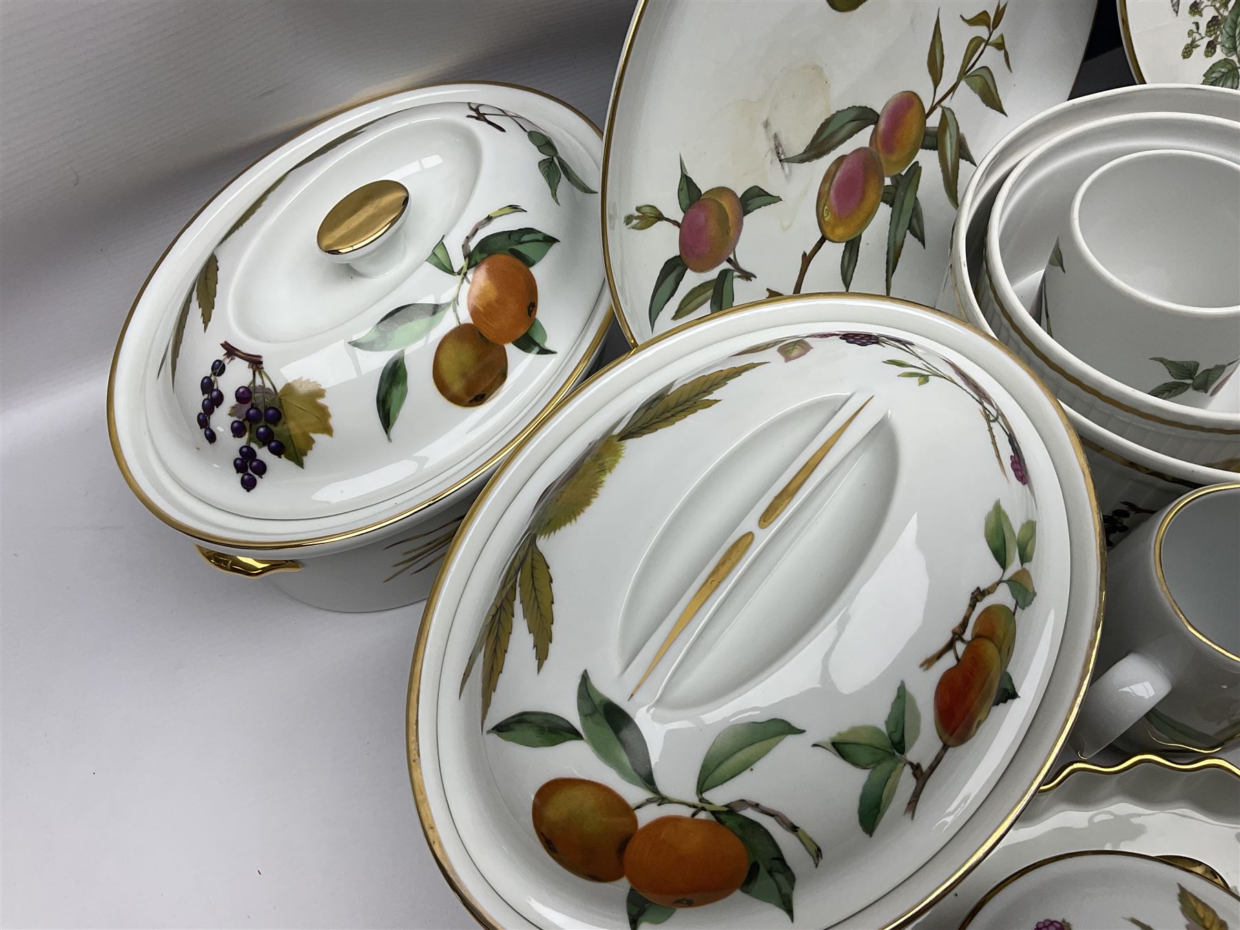 Royal Worcester Evesham pattern ceramics, including twin handled pot, oven dishes, pie dishes, bowls, jugs, etc together with other Royal Worcester ceramics 