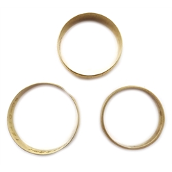 Three 9ct gold wedding bands hallmarked 8.2gm