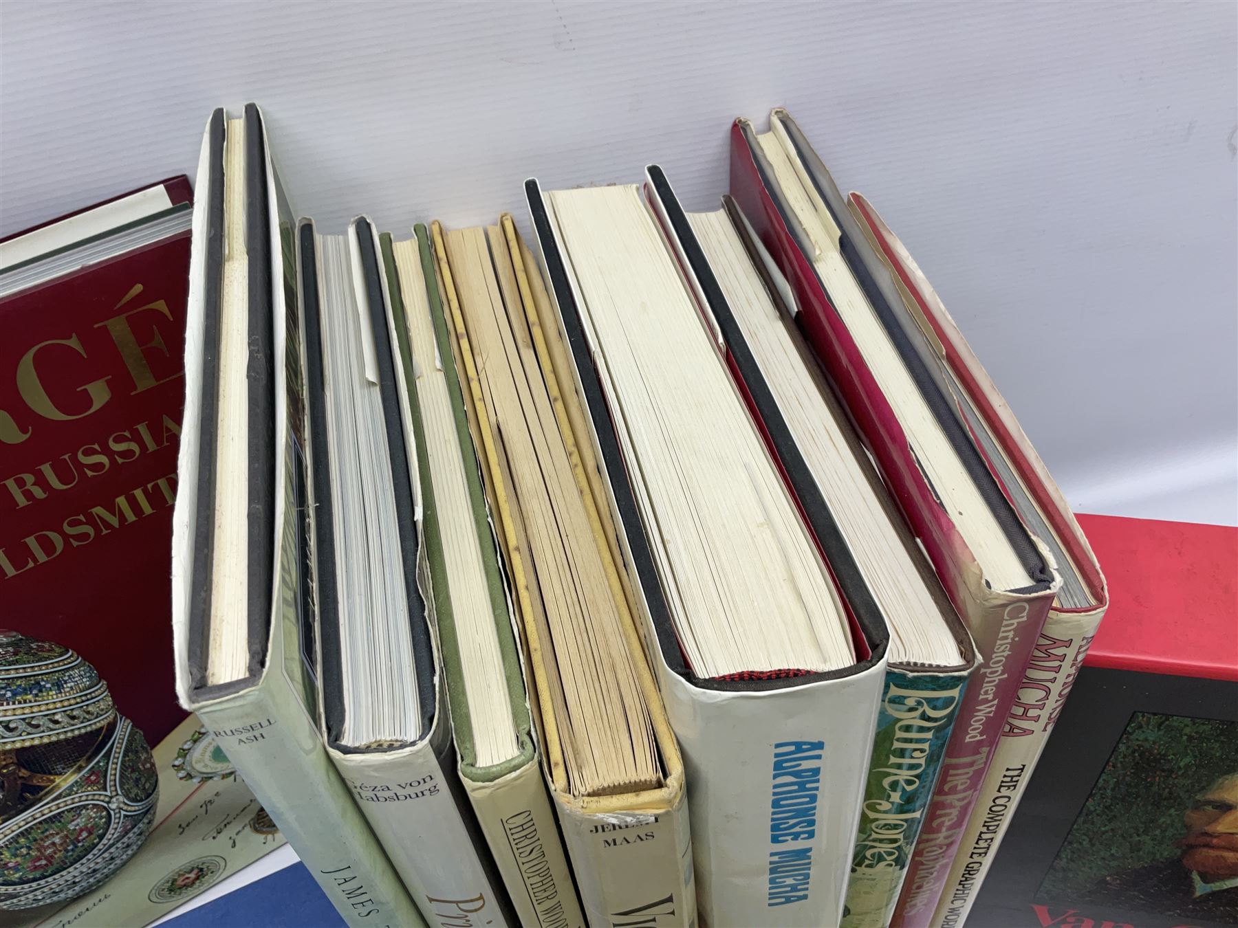 Collection of antiques reference books, mainly art, including The Pre-Raphaelites, Burne & Jones, Van Gough, The Art of Beatrix Potter, Faberge, Princely Treasures etc