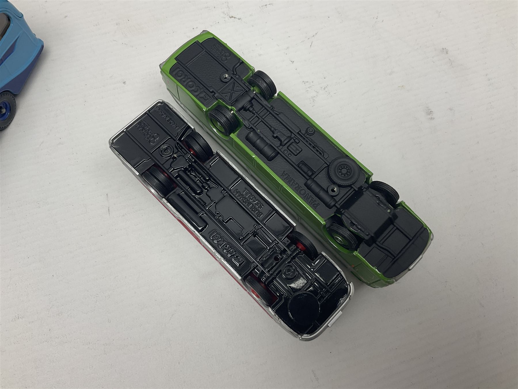 Corgi - twenty-three modern die-cast models of buses and coaches to include 35301, 35303, 35305 and 91916; mostly loose but nine boxed 