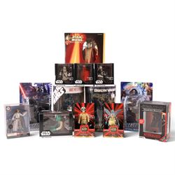 Thirteen Star Wars figures and busts, comprising four Hasbro Star Wars Unleashed figures D...