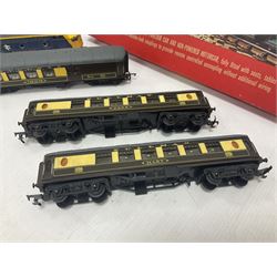Hornby/Tri-Ang ‘00’ gauge - RS52 The Blue Pullman Electric Train Set comprising diesel pullman motorcar, parlour car and non-powered motorcar with a quantity of track; five further loose models comprising one diesel locomotive, three pullman coaches and one breakdown train unit (6) 