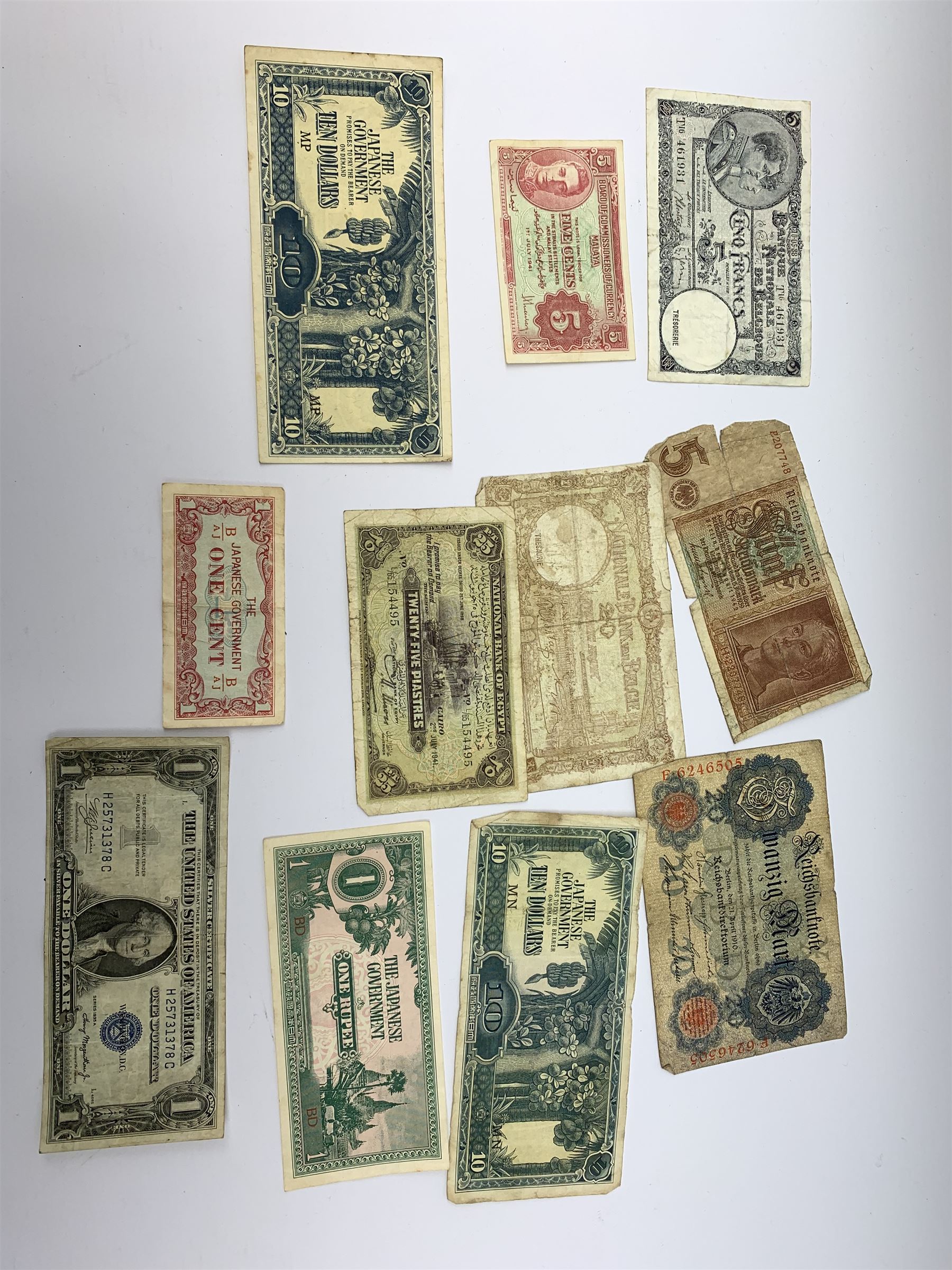 Great British and World coins including approximately 50 grams of pre 1920 Great British silver coins including George III 1820 crown, approximately 100 grams of pre 1947 Great British silver coins, Irish 1928 half crown, small number of United States of America coins etc and a small number of World banknotes