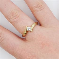 9ct gold single stone round brilliant cut diamond  ring, diamond approx 0.10 carat