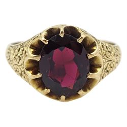 Edwardian 9ct gold single stone oval garnet ring, with scroll design shoulders, Chester 1904