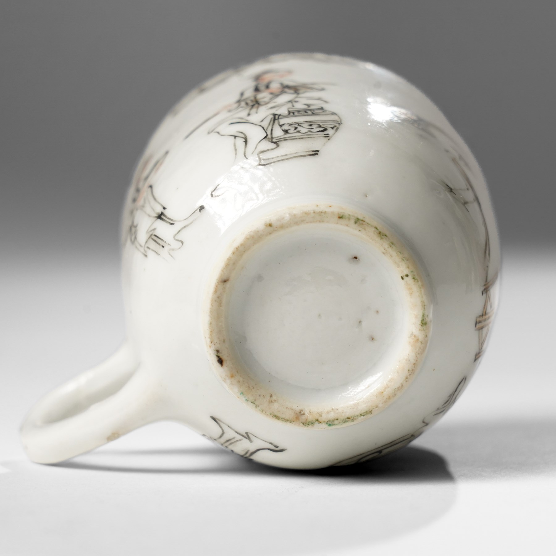 Chinese Yongzheng period coffee cups and saucer, painted in grisaille with figures in traditional landscapes and heightened in gilt (3)