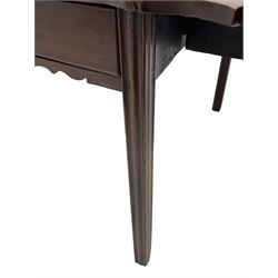George III mahogany serpentine Pembroke table, the shaped drop-leaf top over single end drawer and shaped end rails, on square moulded supports