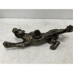 Cast metal figure modelled as a cougar in crouching pose, L40cm