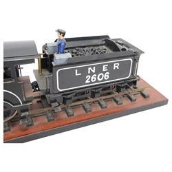 Kit-built Gauge 1 remote controlled 4-4-0 locomotive and tender no. 2606 in LNER black, on wooden plinth