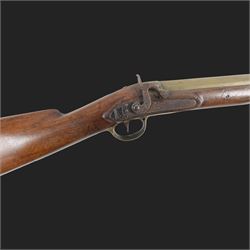 English flintlock blunderbuss, the 38cm brass barrel with proof marks and London to the top, with brass tip ramrod below, the lock engraved Morris, walnut stock with brass butt plate, overall L79cm