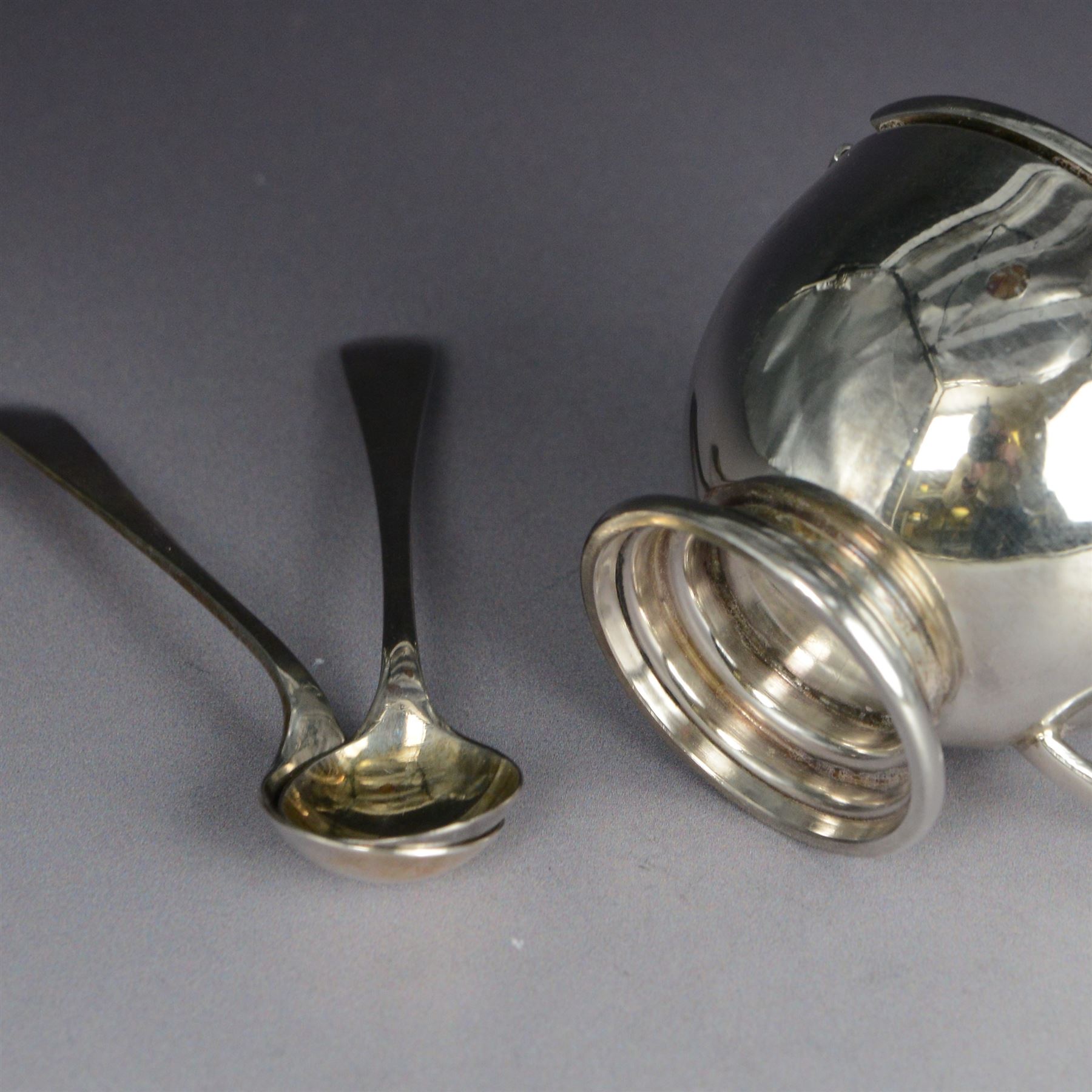 Art Deco silver five piece cruet set, comprising mustard pot, two pepper shakers and two open salts, hallmarked Hukin & Heath Ltd, Birmingham 1937, together with two silver salt spoons, hallmarked, mustard pot and salts with frosted glass liners, all contained within fitted tooled leather case