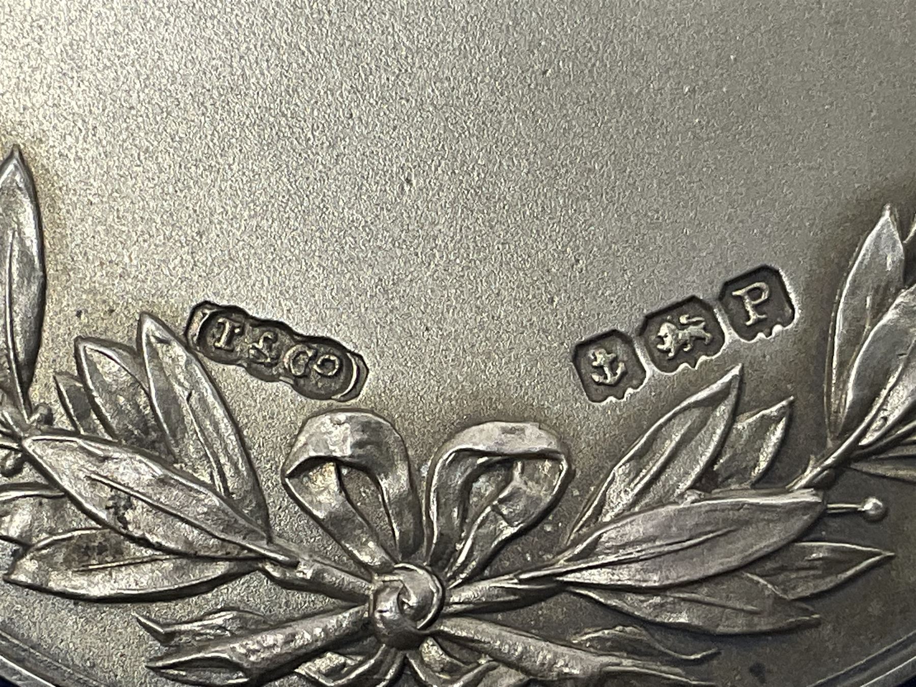 Charles I 1625 hammered silver sixpence, Queen Victoria 1894 crown coin and a cased hallmarked silver medal for the Hull photographic society, engraved '1940' 'Leonard Vokes', all housed in a red Pobjoy Mint coin box