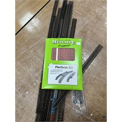 Collection of '00' gauge model railway accessories, including Peco Streamline and Insulfrog track, Metcalfe Platform kit, kit built model railway buildings and other accessories