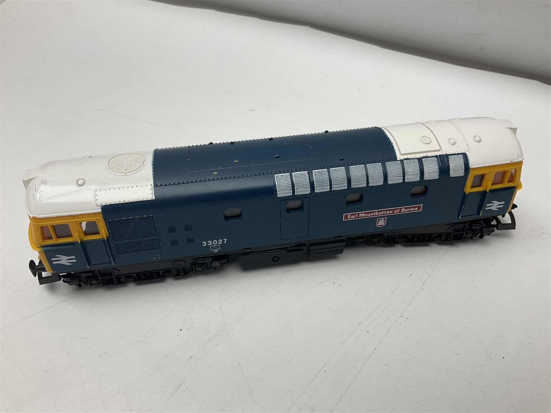 Hornby '00' gauge - Class A1/A3 4-6-2 locomotive 'Flying Scotsman' No.4472; Class A4 4-6-2 locomotive 'Mallard' No.60022; and Class B12 4-6-0 locomotive No.8544; all with tenders; and Lima Class 33 diesel locomotive 'Earl Mountbatten of Burma' No.33027; all unboxed (4)